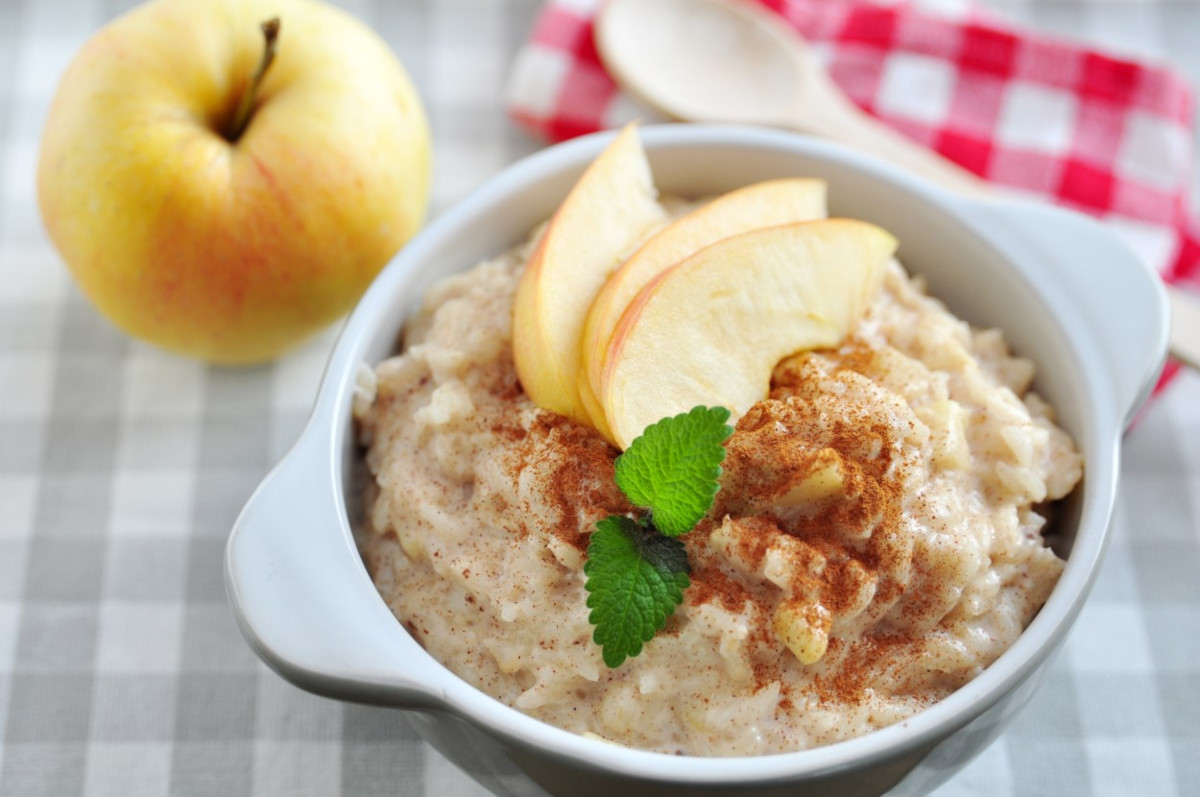 A bowl of rice porridge with apples and cinnamon