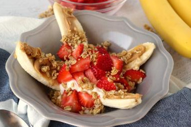 A bowl with sliced bananas, strawberries and oats